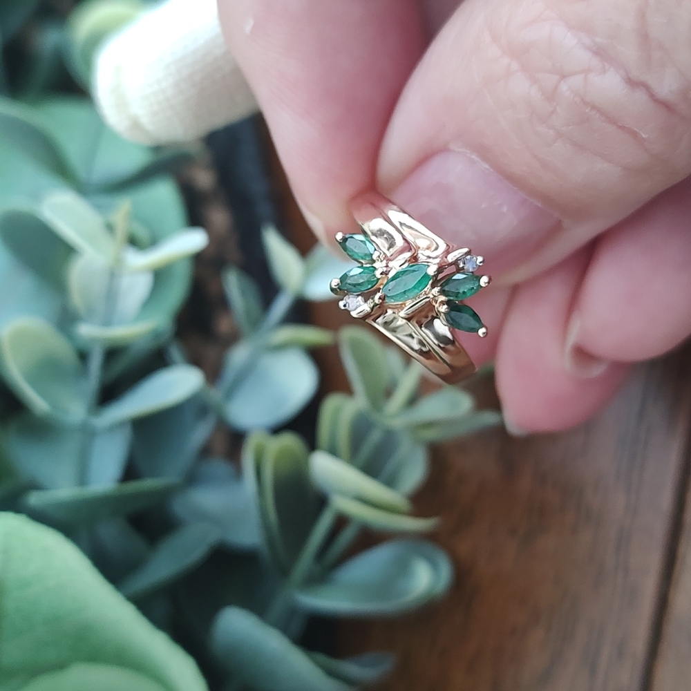 10k Solid Gold Emerald Ring - image 3
